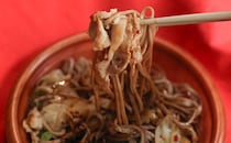 まかないを商品化？菰田欣也シェフ監修『麻辣まぜ蕎麦』はクセ強めだった