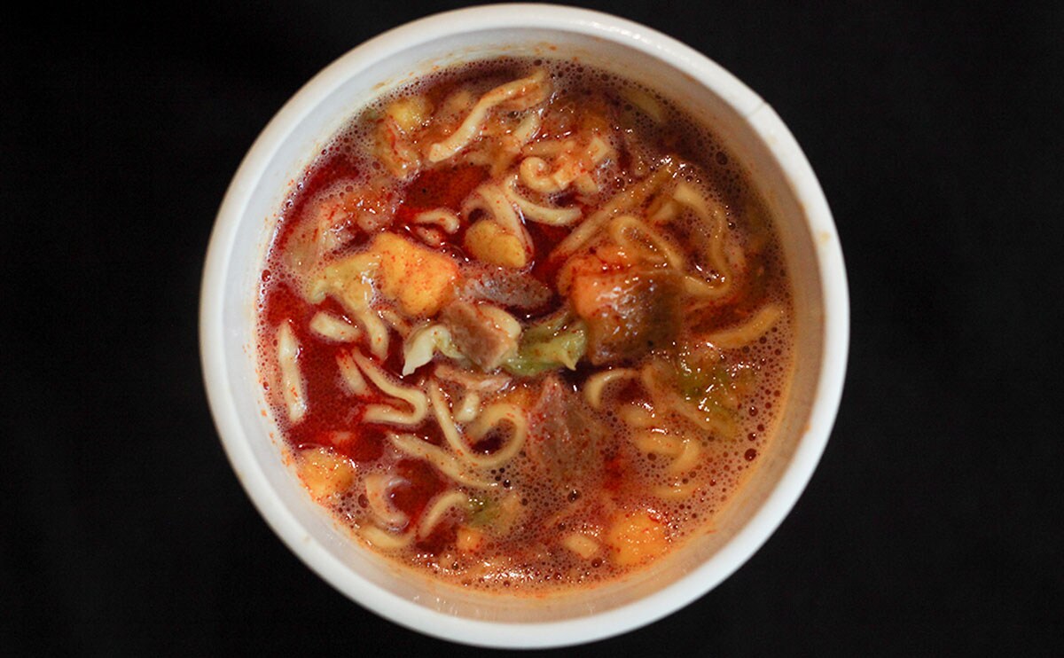 「激うま」「辛すぎない」「好きすぎる」【蒙古タンメン中本】の新作カップ麺