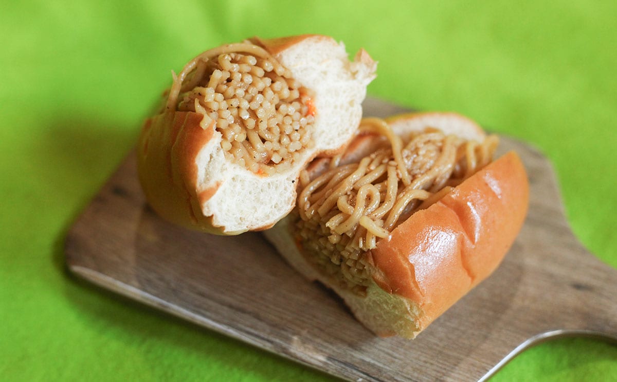 「めちゃめちゃおいしい」と絶賛。【ローソン】のちょっと変わった『焼きそばパン』