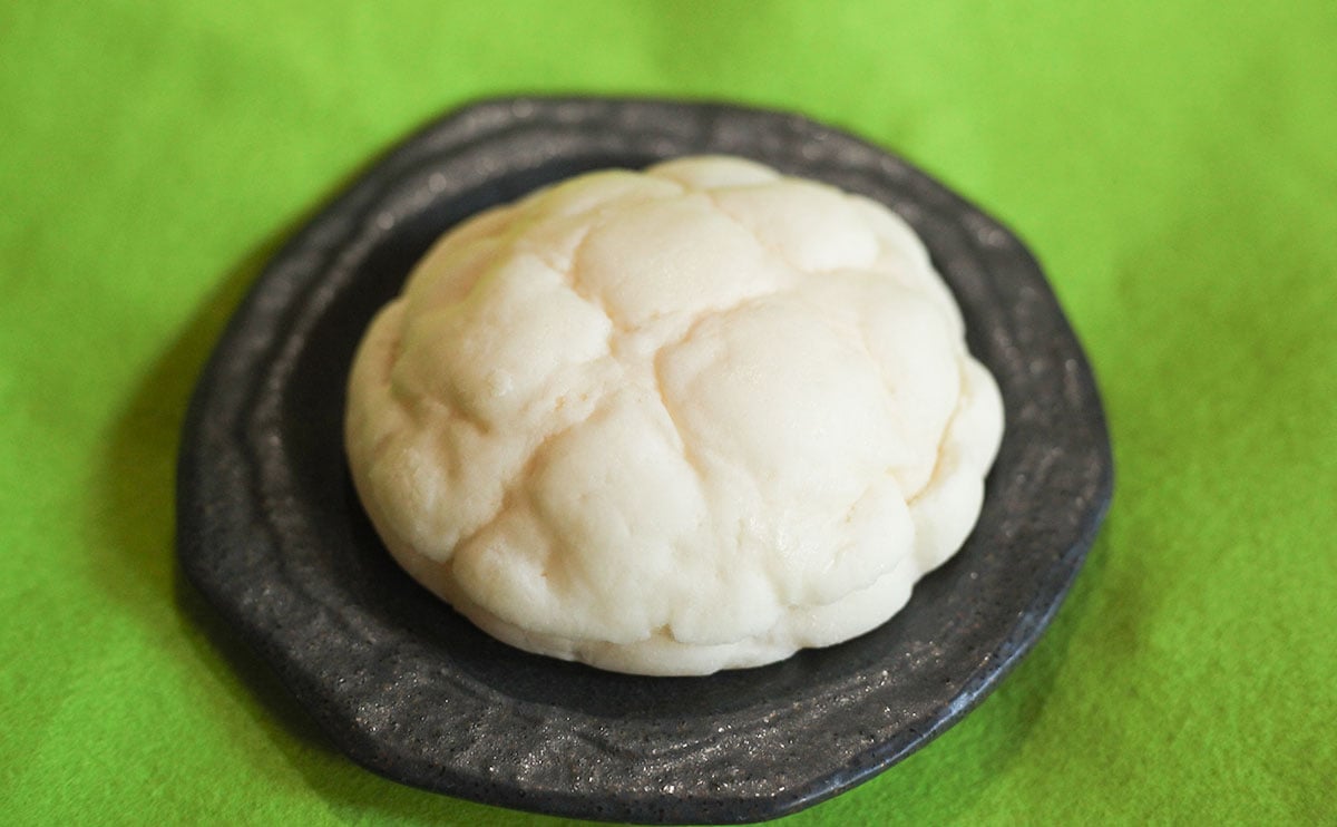 真っ白な生地の中には…。【ローソン】のさわやか系メロンパン