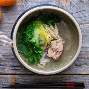 煮込み時間1分で超簡単！料理酒で作る「さば缶と白菜のしょうが鍋」