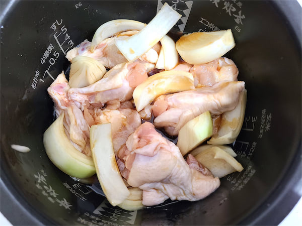 炊飯器に材料も調味料も一気に放り込むだけ！味染みお肉ほろほろ♪「やみつきとろ手羽玉ねぎ」に挑戦！