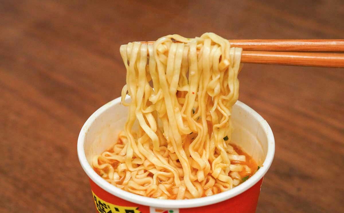 「ジャンクでうまい」【セブン】213円の名店監修カップ麺が全国発売に