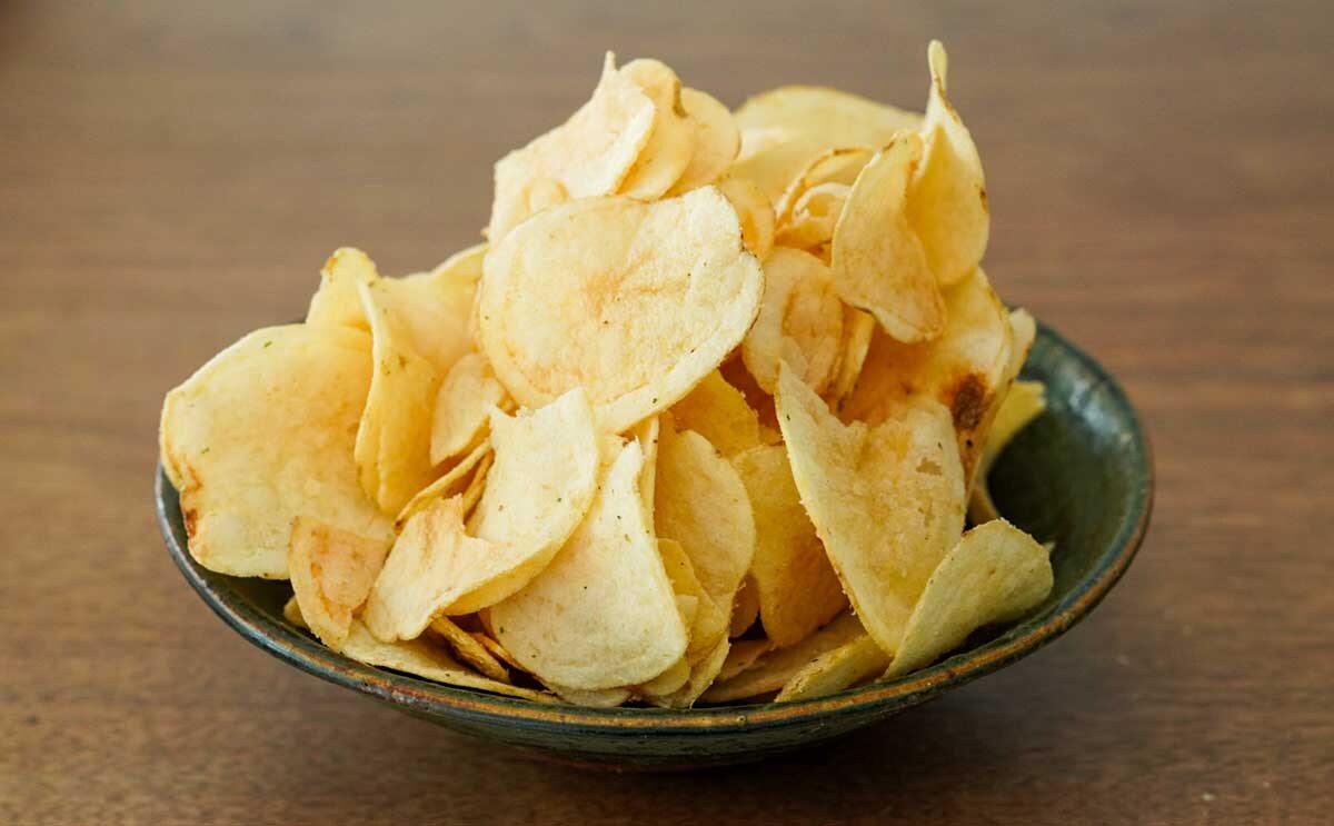 「危険すぎる」「幸せすぎる」コンビニ限定【4倍】ポテトチップスがすごくうまい