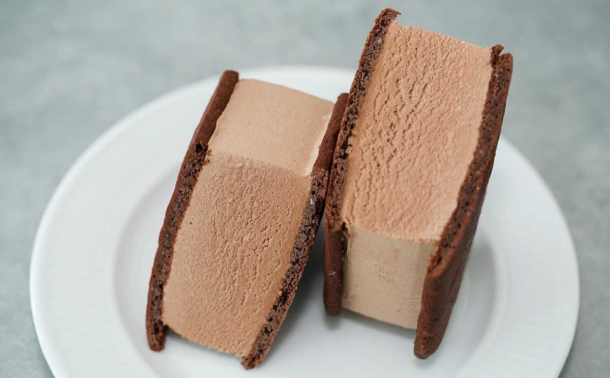 「分厚い」「かじるの大変」【ファミマ】数量限定アイスがかなり美味い