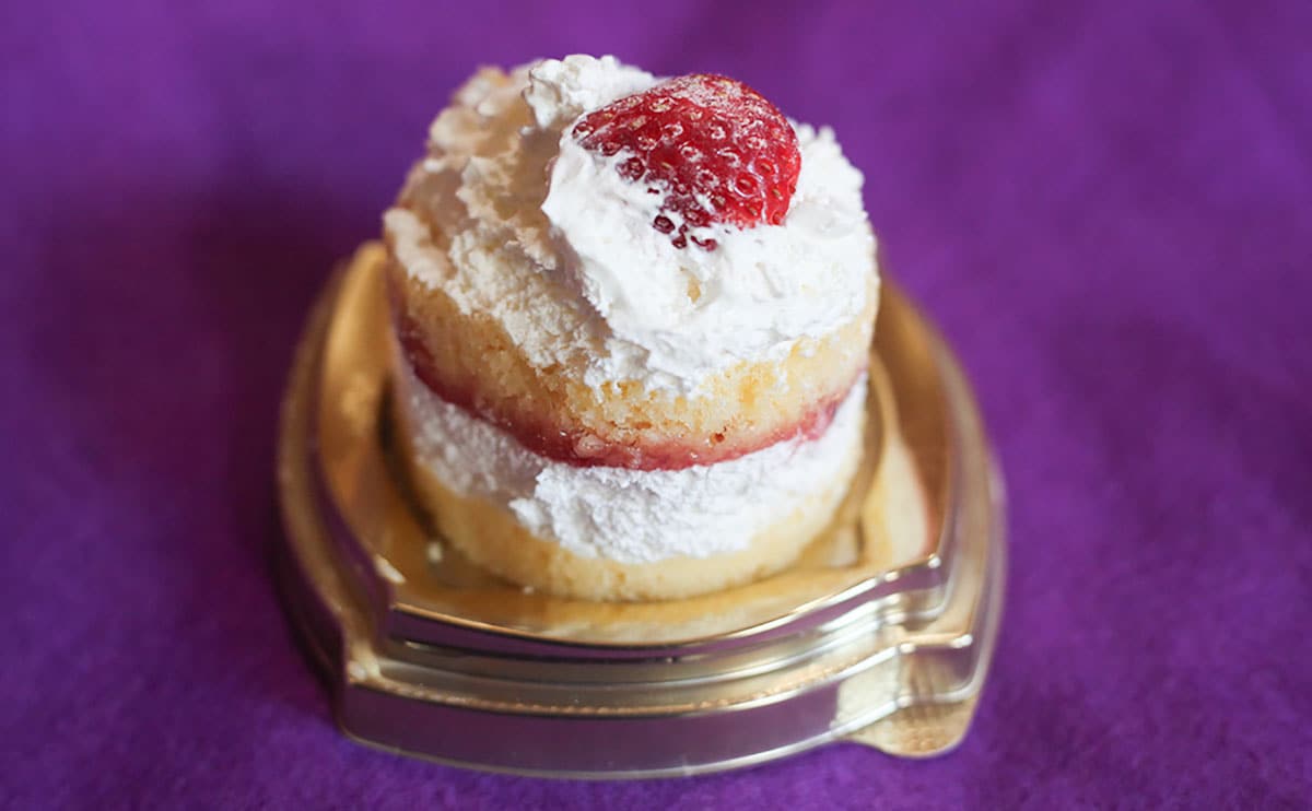 「ケーキ屋さんの味」「秒でなくなった」ファミマの『ショートケーキ』がおいしいと話題