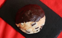 「神じゃない？」「おすすめ度高い」ローソンの『チョコチップメロンパン』は贅沢感あり！