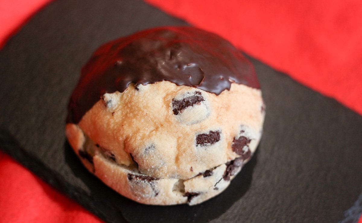 「神じゃない?」「おすすめ度高い」ローソンの『チョコチップメロンパン』は贅沢感あり!