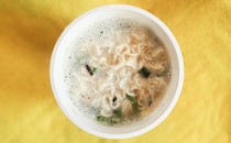 スープが泡立つ。「博多一双」監修の『カップ麺』が登場