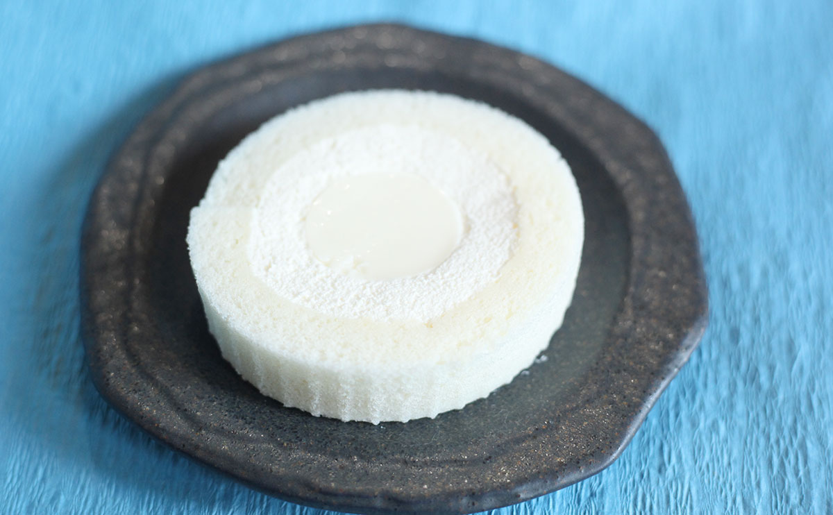 「美味」「やさしい味」ローソンの新作『ロールケーキ』を食べてみた