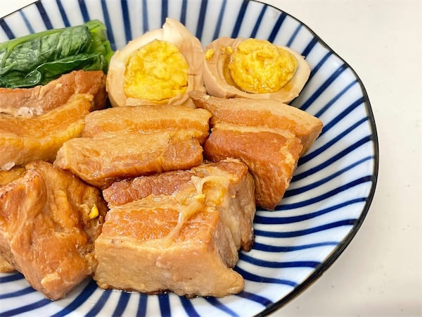 肉の表面を焼き付けて…え、炊飯器で⁉「とろとろ豚の角煮」に挑戦！3つのポイントを押さえれば簡単♪