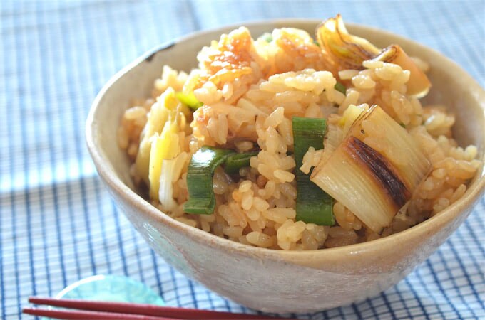 ねぎ1本で米1合余裕♪な「ねぎの炊き込みご飯」作ってみた！風味爆裂のヒミツは”焦がし”にアリ！【農家直伝】