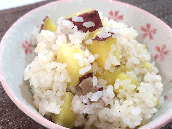 切って調味料と一緒に炊くだけ！リュウジママの「至高のさつまいもご飯」が自然な優しい甘さでホクホク♡