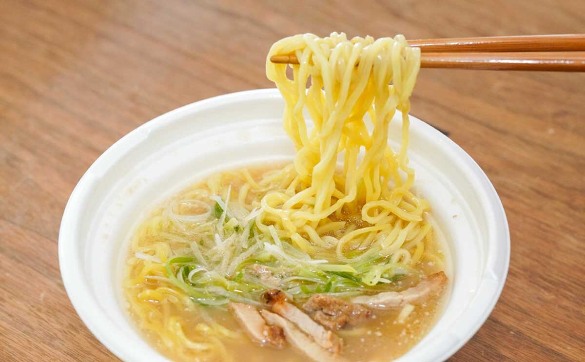 【セブン新発売】500円以下で買える豚骨醤油ラーメンがうまい