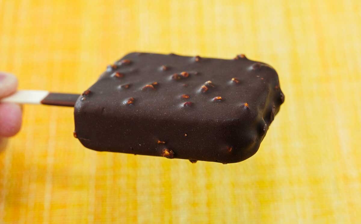 「いっぱい買った」【ファミマ】チョコアイスだけど中はもっちり!?