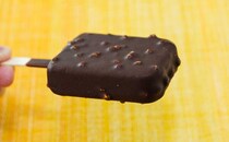 「いっぱい買った」【ファミマ】チョコアイスだけど中はもっちり!?