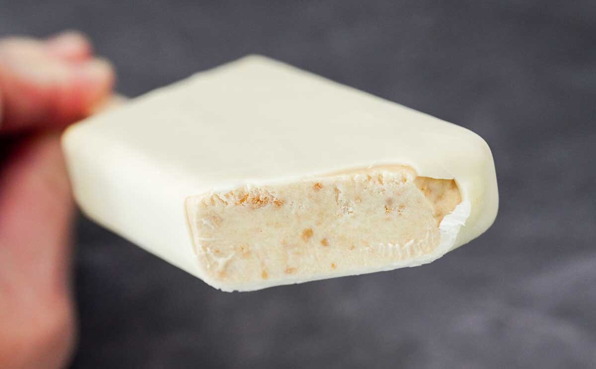 「めちゃくちゃうまい」【ファミマ限定】真っ白なアイスは新感覚な味わいかも