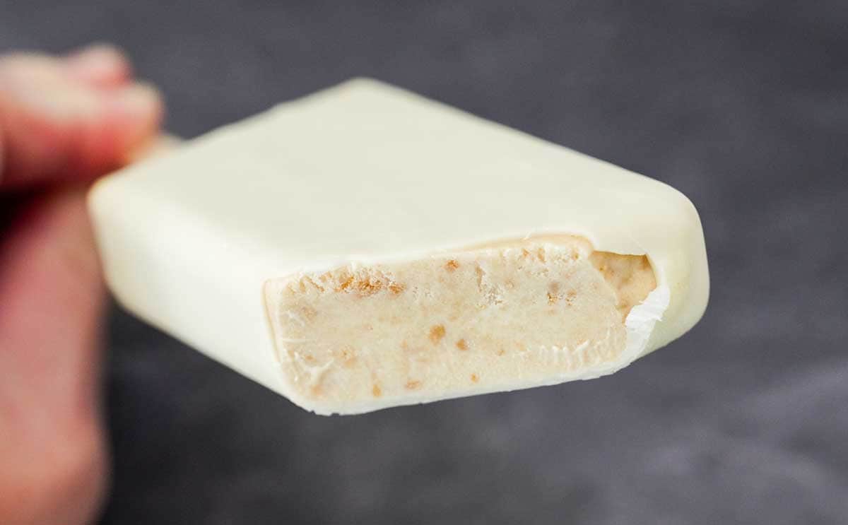 「めちゃくちゃうまい」【ファミマ限定】真っ白なアイスは新感覚な味わいかも