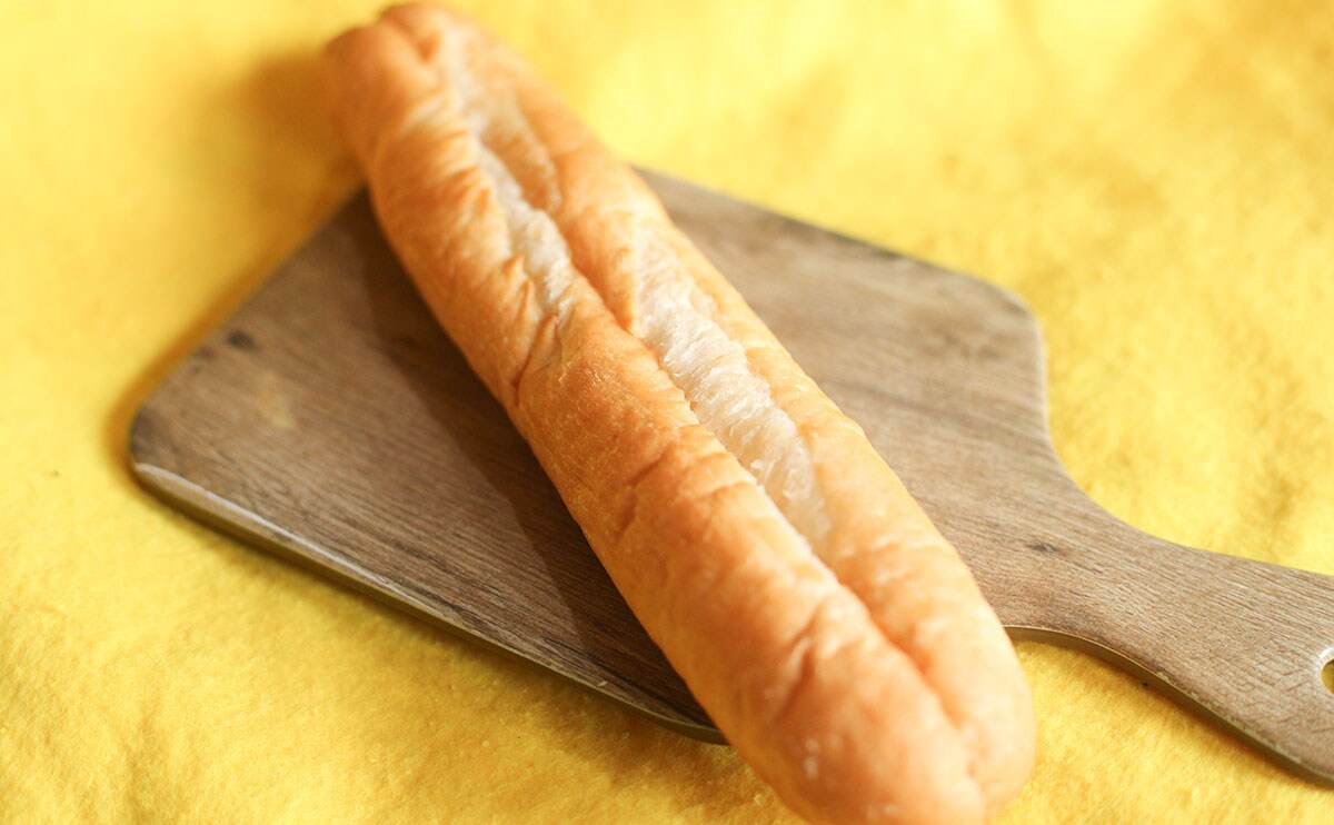 【ローソン】いちご好きに食べてほしい長～いパンを発見！