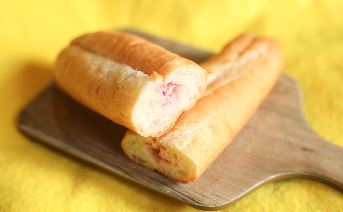 【ローソン】いちご好きに食べてほしい長~いパンを発見!