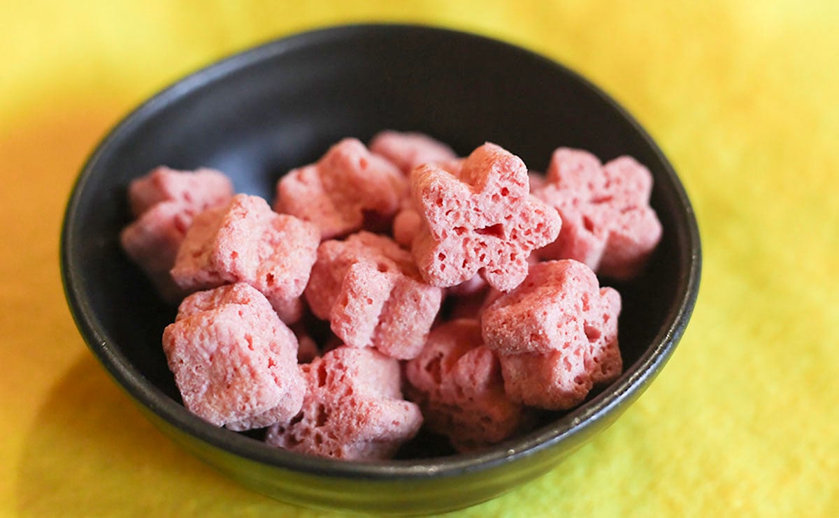 ファミマの『しみチョココーン』、いちご好きはぜひ買って!