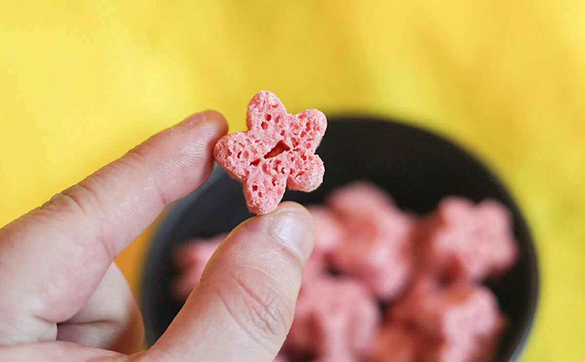 ファミマの『しみチョココーン』、いちご好きはぜひ買って！