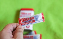 中までリアル。カルディで見つけた“食べる”『ばんそうこう』