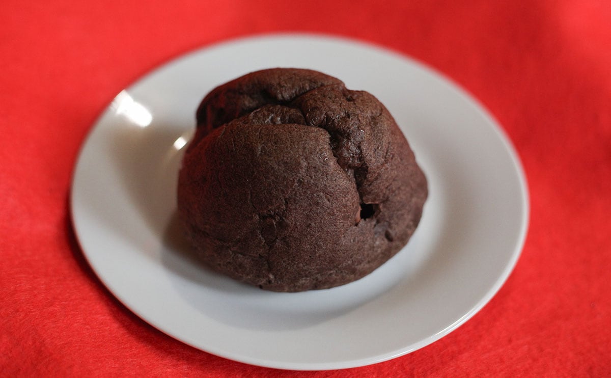 「うまいぞ」「濃厚」チョコ好きに食べてほしいローソンの『シュークリーム』