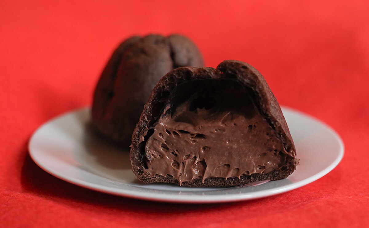「うまいぞ」「濃厚」チョコ好きに食べてほしいローソンの『シュークリーム』