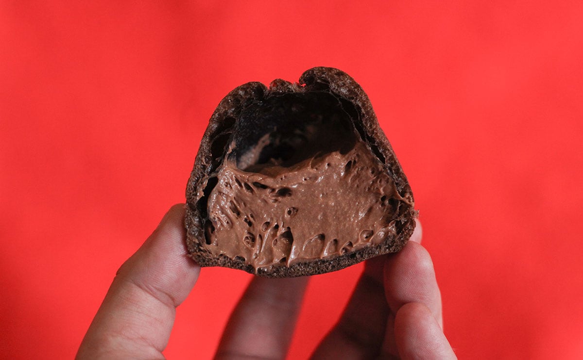 「うまいぞ」「濃厚」チョコ好きに食べてほしいローソンの『シュークリーム』