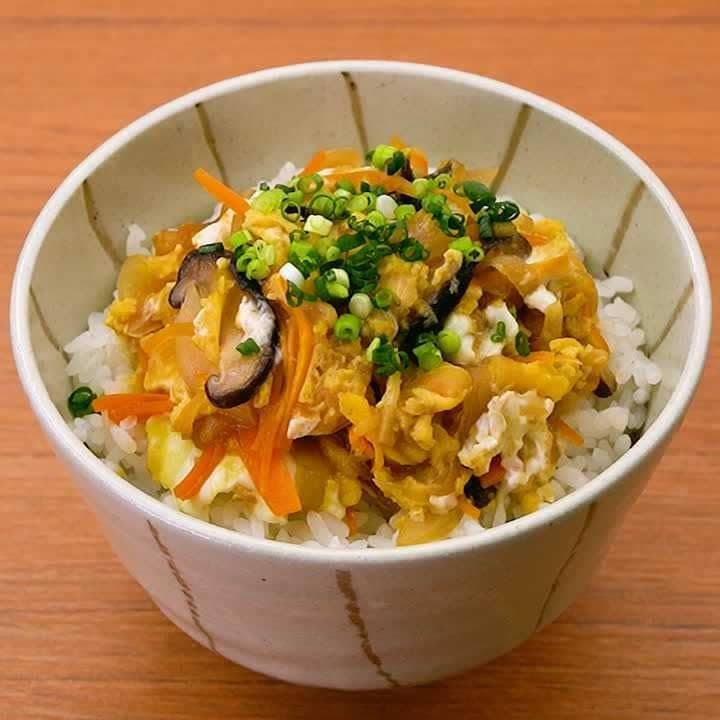 手軽に作れる！野菜たっぷり卵とじ丼