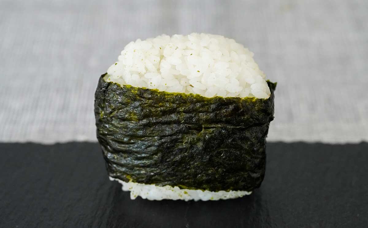 「うまくてハマりそう」【セブン】新発売おむすびがクセになる