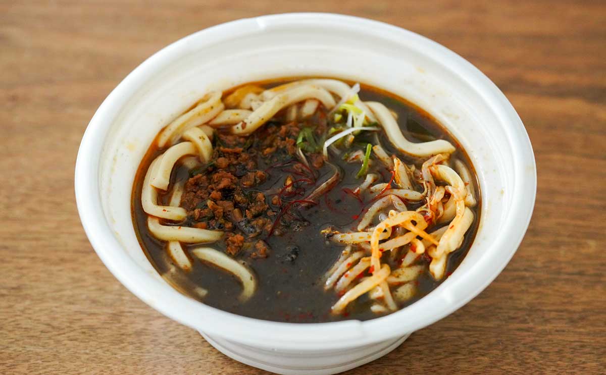 「かなり美味かった」【セブン】新発売のうどんはスープが黒い