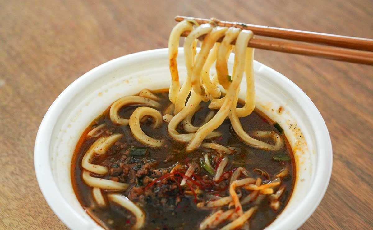 「かなり美味かった」【セブン】新発売のうどんはスープが黒い