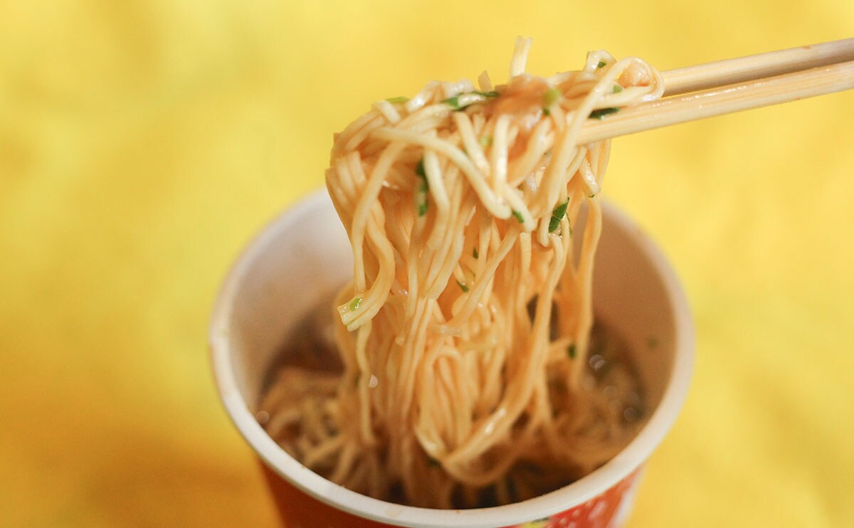 背脂たっぷり。京都の名店が監修した『カップ麺』はローソン限定