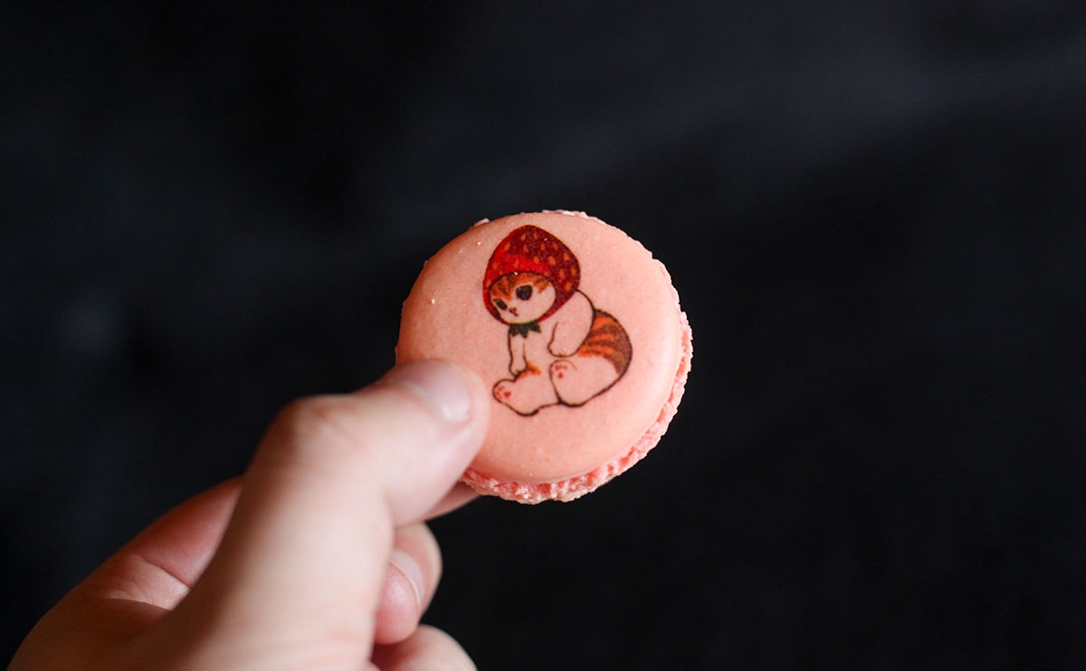 「かわいすぎる」「パケ買いした」ファミマの“かわうま”スイーツ『マカニャン』