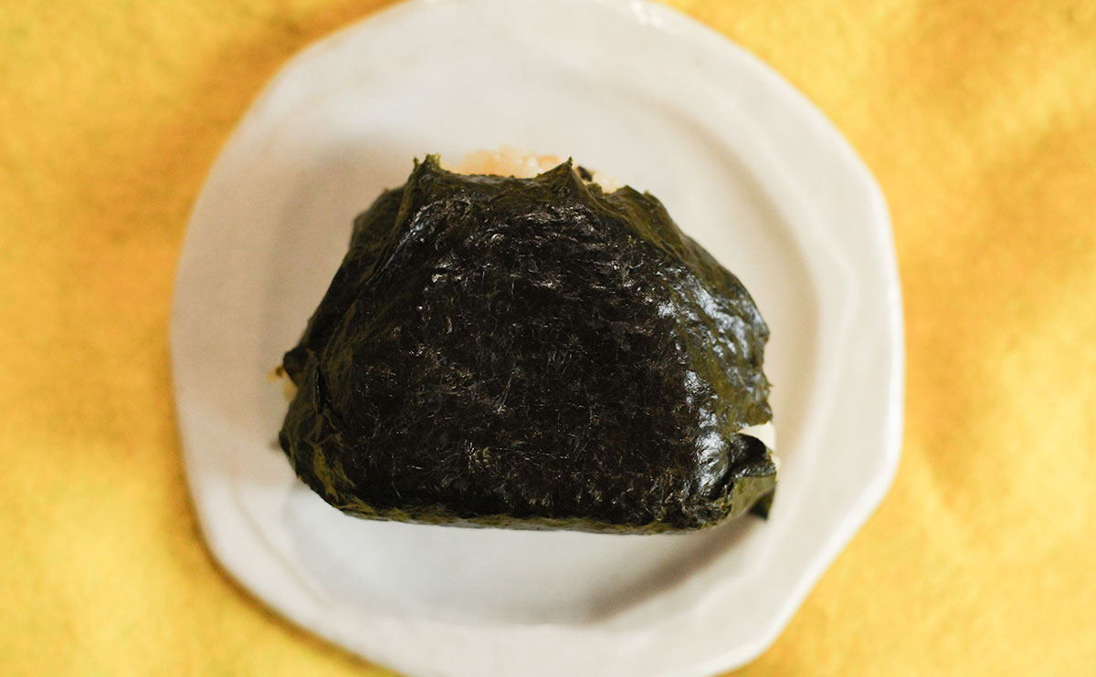 「コスパ抜群」「食べごたえある」ローソンの『おにぎり』、デカすぎて最高だった