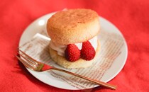 ふんわり甘い。ファミマの『ケーキ』は生地が違う!?