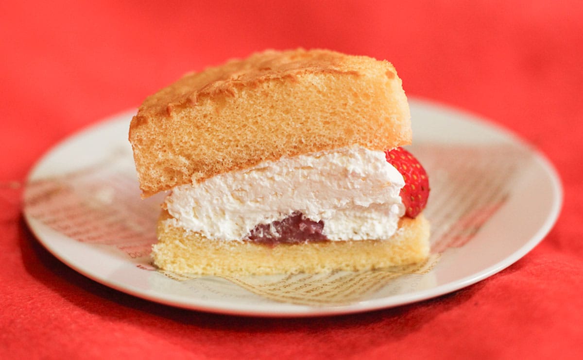 ふんわり甘い。ファミマの『ケーキ』は生地が違う!?