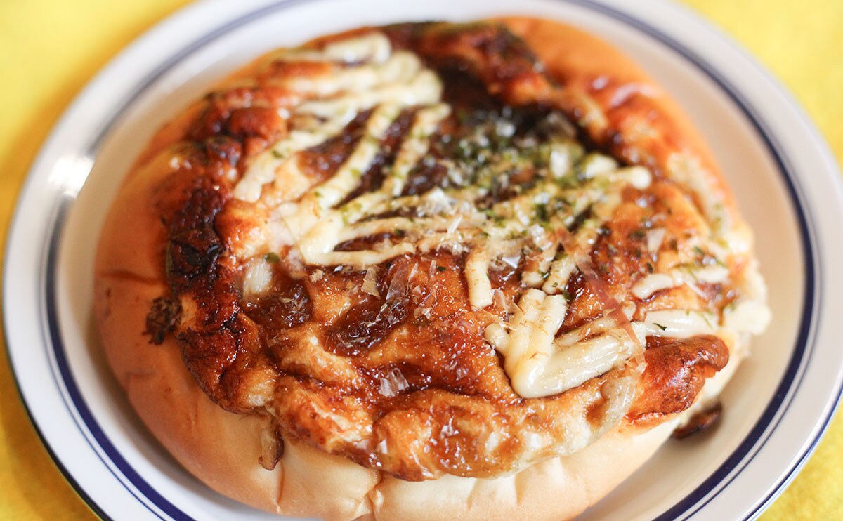 「みんな食べて」「デカいな」お好み焼きっぽいけど実は違うローソン新商品