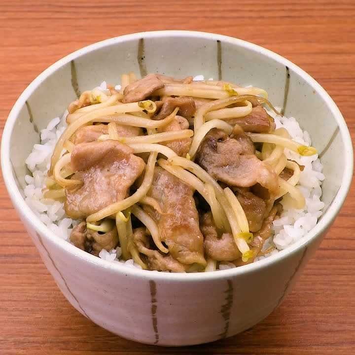 ごはんのおかずにぴったり！豚肉ともやしの甘辛丼