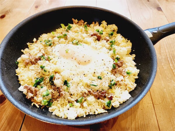 【サッポロ一番超アレンジ】リュウジさんの推しは焼きめし！豚こま肉とご飯と炒めて「塩ラー飯」作ってみた