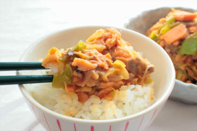 【志麻さんのご飯の供】鮭のほぐし身が贅沢の極み♡ご飯泥棒がすぎる「ネギとサケの蒸し焼き」に挑戦！