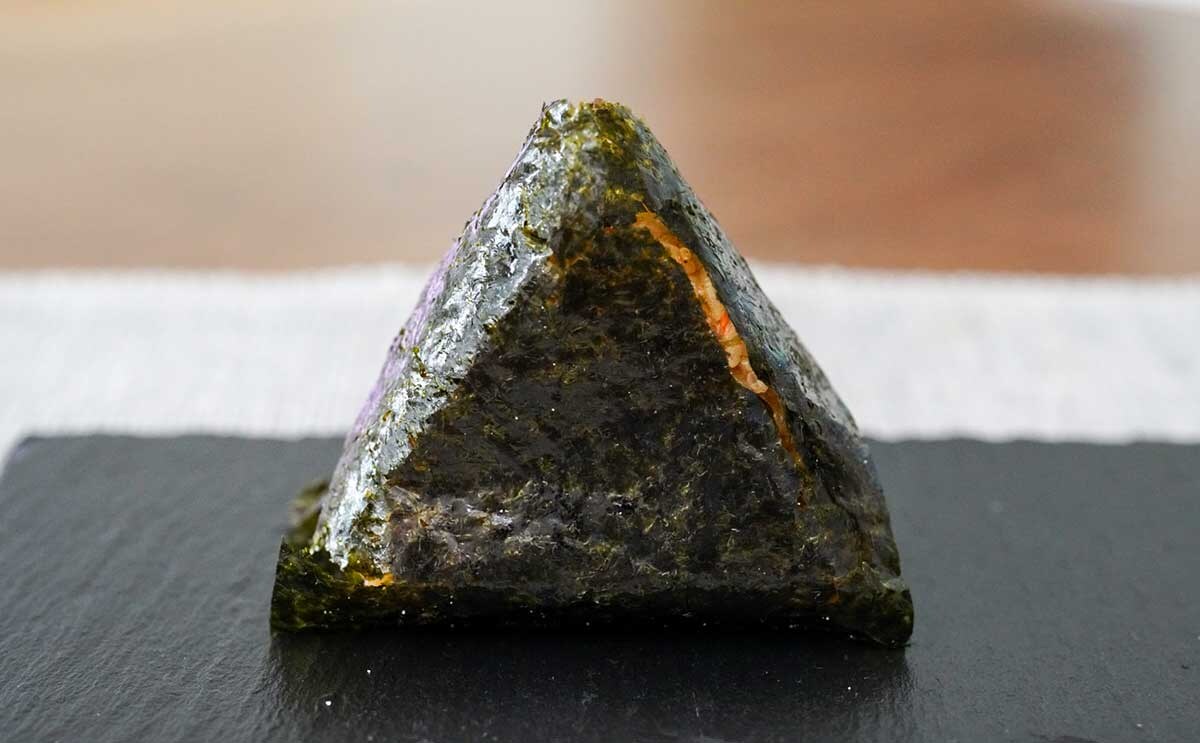 「迷わず買った」【セブン】新作おにぎりが最高にうまい