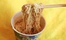 「ヒリヒリする」「辛すぎて笑った」スープを飲み干せない!?ローソン『カップ麺』