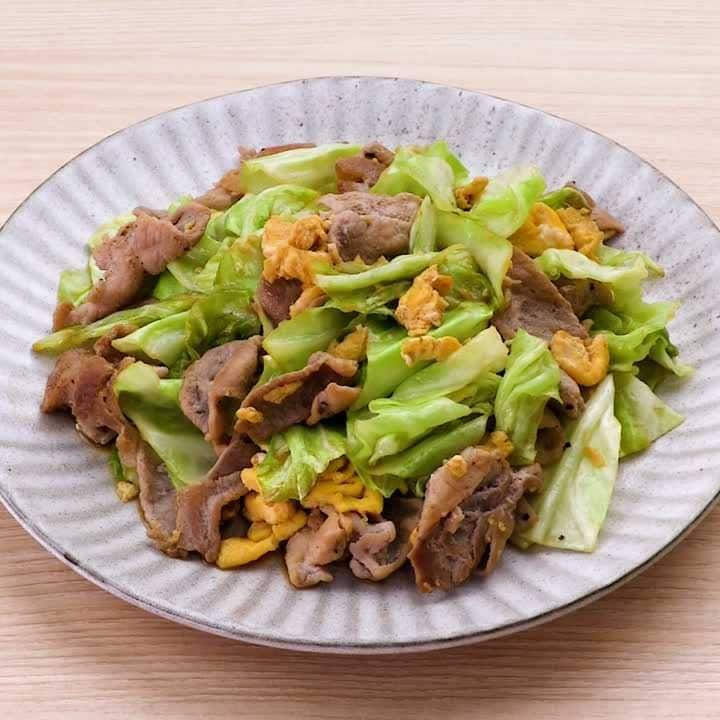 食べ応え抜群！豚肉とキャベツの卵にんにく醤油炒め