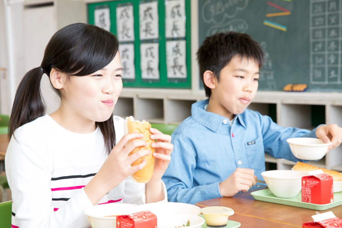 【クイズ】昭和の小学生に人気No.1だった給食は何でしょう？│この日生まれた有名人もチェック！