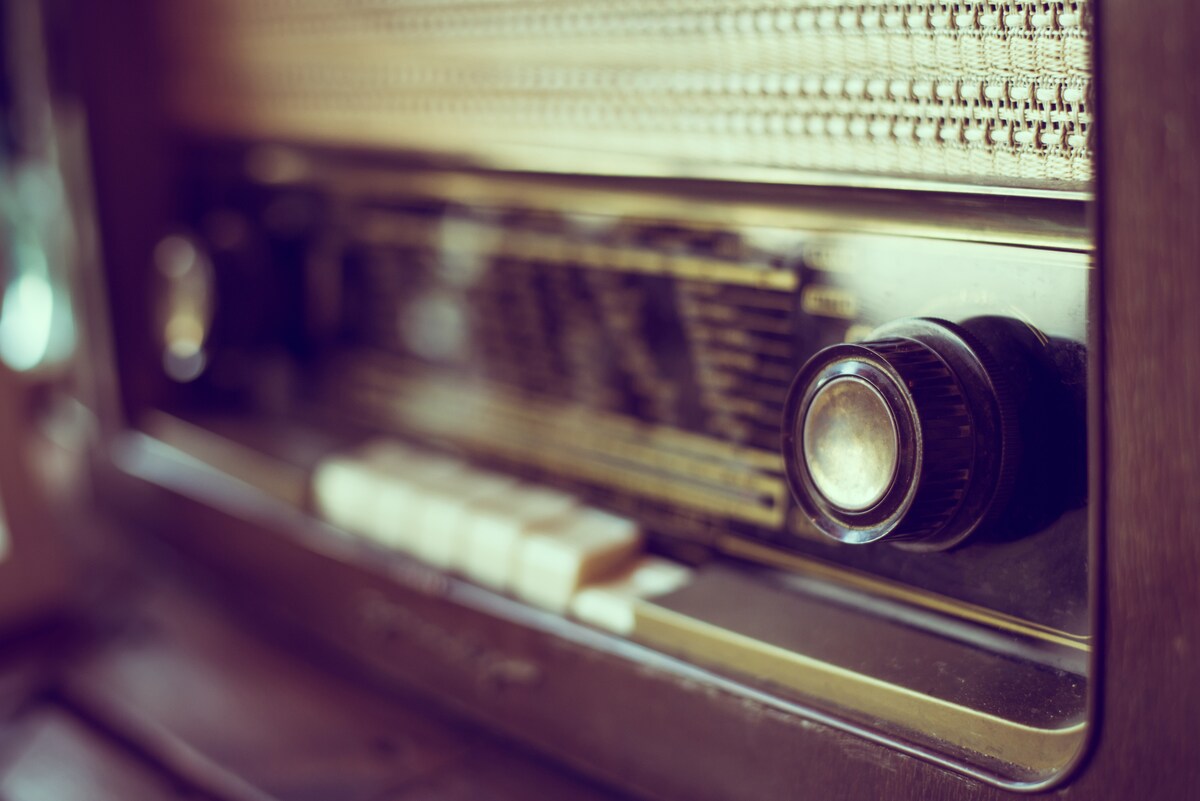 【クイズ】世界初のラジオ放送で流れたのは何の歌だったでしょう?│この日生まれた有名人もチェック!