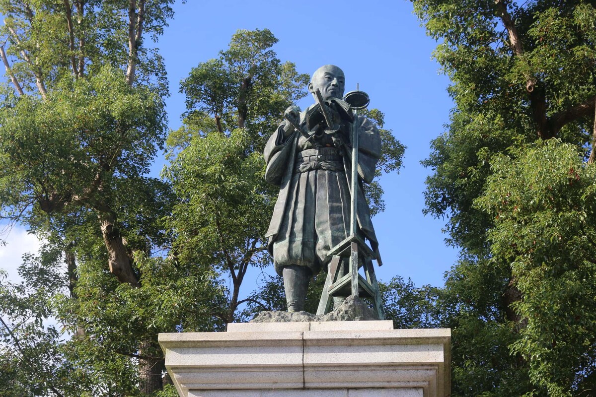 【4月19日は地図の日】伊能忠敬は遅咲きの偉人！何歳で測量の旅に出たでしょう？