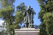 【4月19日は地図の日】伊能忠敬は遅咲きの偉人！何歳で測量の旅に出たでしょう？